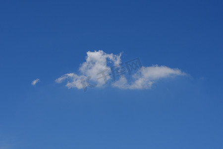 白天蓝天背景中只有一朵自然单白云的美丽云景