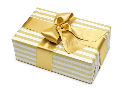 金色双色调礼品盒，金色缎带和蝴蝶结隔离在白色背景上。