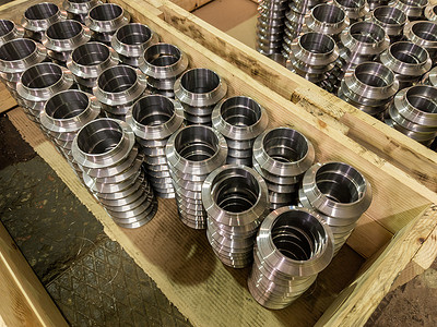 工厂车间木箱中成堆的批量生产圆形零件