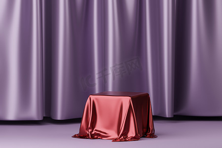 红色织物放置在讲台或基座上，用于靠近紫色窗帘的产品或广告。 