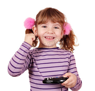 快乐的小女孩玩电子游戏并获胜