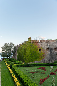 Montjuic Castle 是一座古老的军事要塞，其根源可追溯到 b