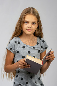 学校调查摄影照片_美丽的十岁女孩读书并且调查框架