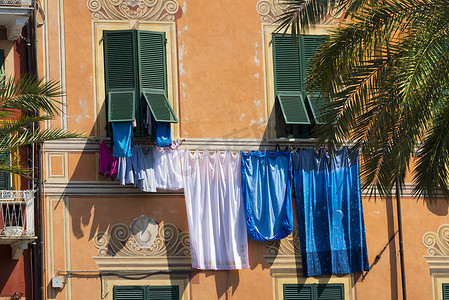 衣服挂在莱里奇 - 利古里亚 - 意大利