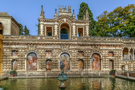 西班牙塞维利亚城堡的水星池