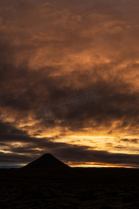 冰岛雷克雅未克附近日落时的凯利尔山