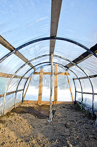 冬天的温室摄影照片_冬季自制塑料拱形空温室
