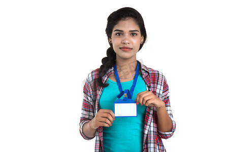 身份证卡片摄影照片_持有白色空白塑料身份证的年轻女子。