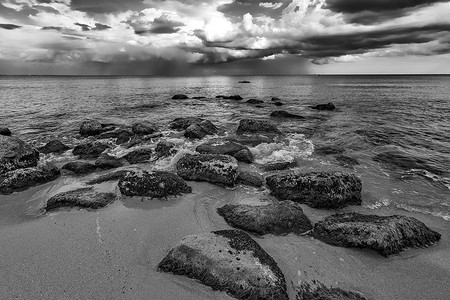 太师椅黑白摄影照片_令人惊叹的多云日景，黑白相间的岩石海岸