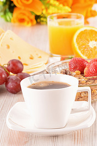 “桌上的早餐。咖啡、橙汁、面包卷、牛奶什锦早餐。”
