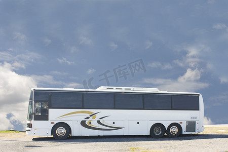 白色旅游巴士