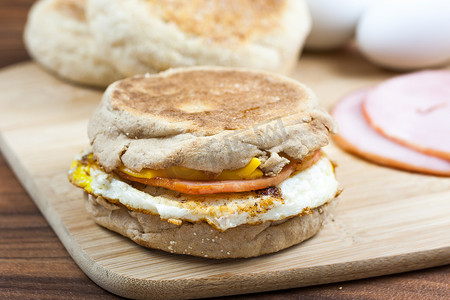 全麦蛋饼摄影照片_英式松饼早餐三明治