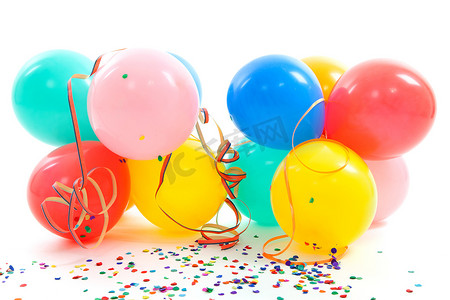 彩带装饰摄影照片_“彩色气球、派对彩带和五彩纸屑”
