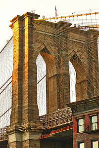 在日落时关闭布鲁克林大桥的一根柱子