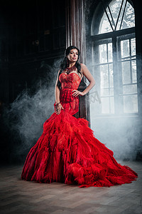 女人复古红色连衣裙旧城堡美丽的公主穿着诱人的衣服