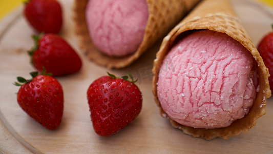 华夫蛋筒中的草莓冰淇淋。