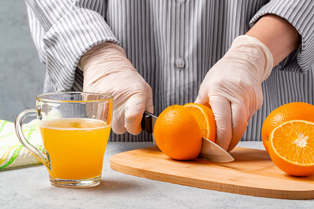 切橙子做鲜榨果汁的女人