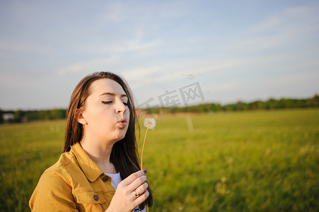 享受阳光明媚的春日之美的快乐小女孩