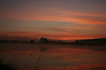 风景照摄影照片_河上的日出