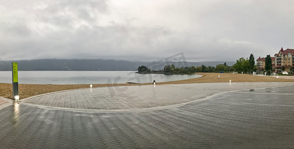 阴天雨天摄影照片_阴雨天基洛纳海滩全景