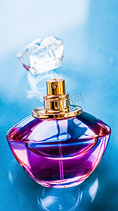 国色天香美女摄影照片_有光泽背景的香水瓶、甜美的花香、迷人的香味和香水作为节日礼物和豪华美容化妆品品牌设计