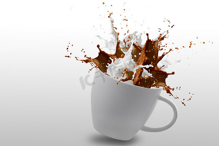 咖啡和牛奶摄影照片_飞溅的咖啡和牛奶