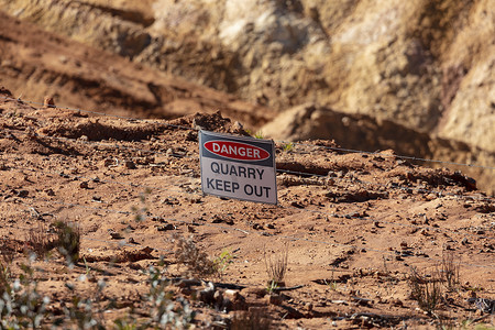 一个大型采石场的危险标志照片