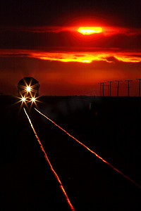 艳丽风景摄影照片_日落附近驶近的火车的风景