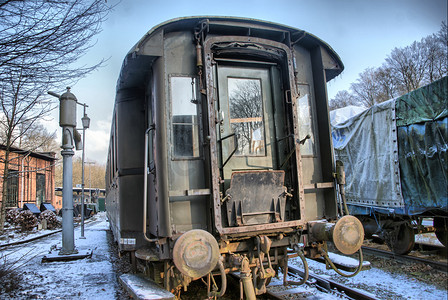 有轨电车车轮摄影照片_旧的废弃铁路车厢