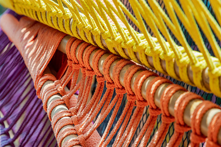 编织彩色绳索，柔软灵活的绳索适合户外使用。