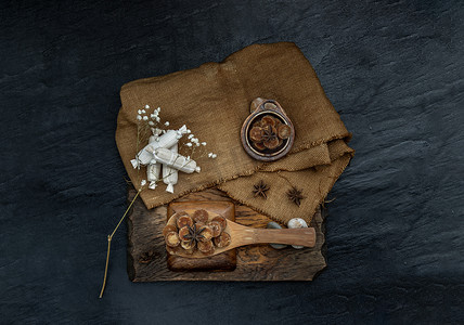 木勺和麻布上的棕色蔗糖立方体。