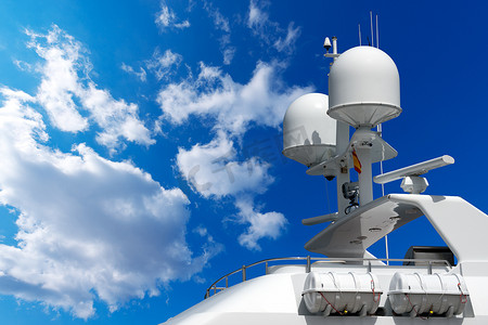 游艇上的雷达和通讯塔