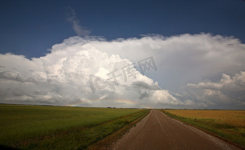 大气公路摄影照片_背景为积云的乡间小路