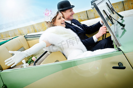 婚庆婚车矢量摄影照片_新婚夫妇在婚车