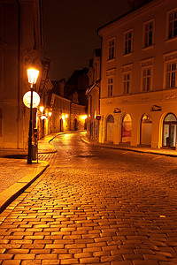 布拉格街道的美丽夜景