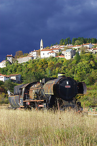 旧火车和中世纪村庄