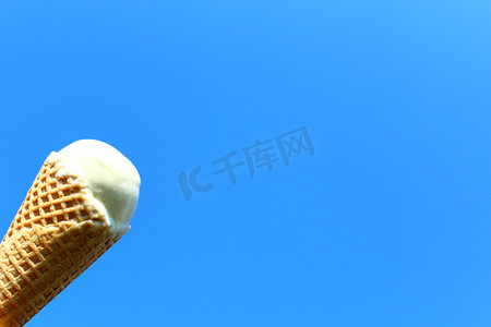 蓝天前的冰淇淋甜筒