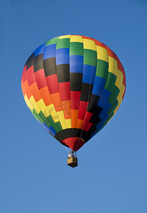 气球上升摄影照片_五颜六色的热气球映衬着蓝天