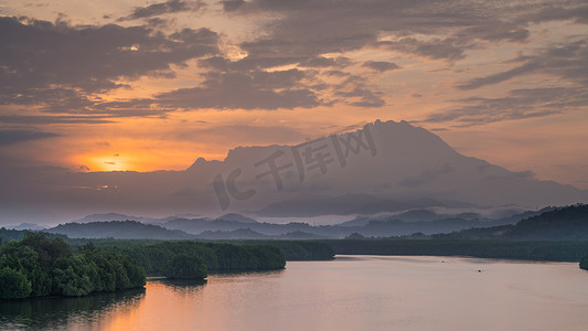 Mengkabong 河和京那巴鲁山