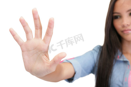 女手伸手或触摸某物，手指被隔离