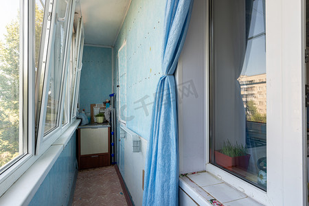 网队摄影照片_公寓的玻璃宽敞阳台的内部