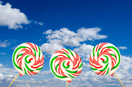 sk摄影照片_sk 背景中白色绿色和红色的三个糖棒棒糖