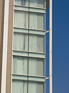 作为背景的现代建筑玻璃包层立面