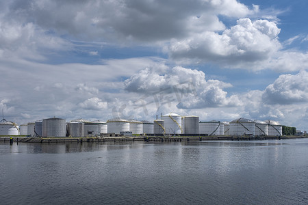 “荷兰鹿特丹的油轮和储油罐。该港口是欧洲最大的港口，可满足腹地的需求”