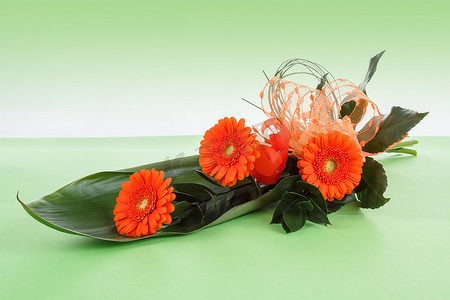 橙色晶格化摄影照片_来自橙色格柏的新鲜花束
