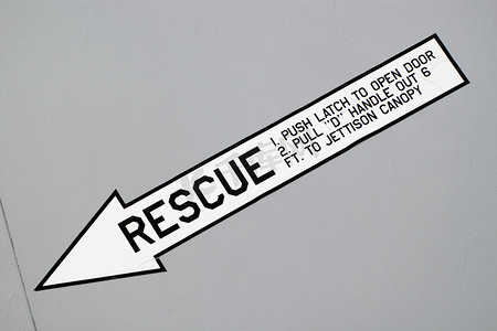 箭头标志摄影照片_白色救援箭头标志