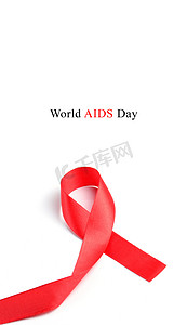 白色战天摄影照片_白色背景上的艾滋病意识红丝带。
