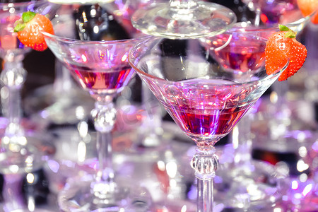 玻璃杯中的葡萄酒配粉色草莓鸡尾酒
