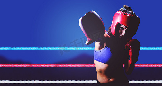 打孔摄影照片_带手套和头饰打孔的女拳击手合成图像