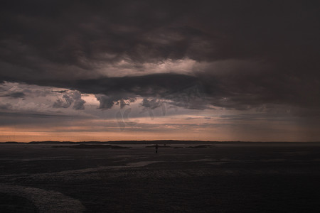 灰色暴风摄影照片_海边的暴风雨云